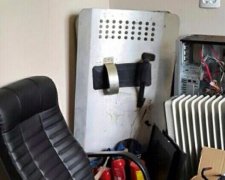 На Печерске нашли кровавые щиты Евромайдана и георгиевские ленточки