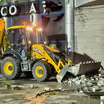 Уламки біля ТЦ "Новий Континент" у Дніпрі