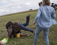 Венгерскую журналистку наказали за издевательство над беженцами (видео)