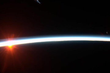 Космическое фото дня: астронавтка показала, как выглядит восход луны на рассвете солнца, впечатляющий кадр