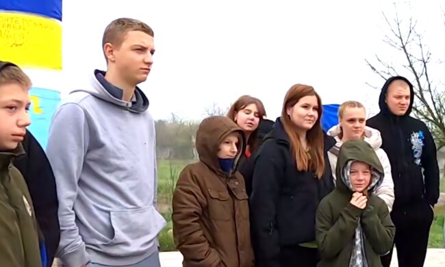 Украинские дети, которых вернули в Херсон, кадр из видео