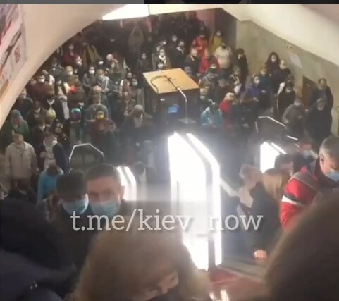 Киевляне заполонили метро и дружно забили на карантин - "обнимаются" в очередях и штурмуют  вагоны