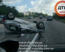 Ужасное ДТП под Киевом: авто перевернулось вверх дном