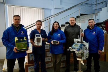 Апарат ШВЛ, дефібрилятори та інфузомати: фонд «Надія», Валерій Дубіль та Віта Присяжнюк передали обладнання Київському онкоцентру