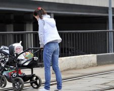 "Вона мені не потрібна": мати в п'яному угарі викинула немовля з вікна