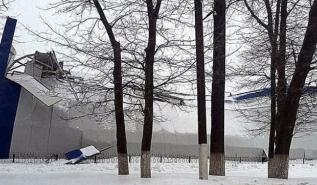 Снег развалил крышу полтавского спорткомплекса (фото)