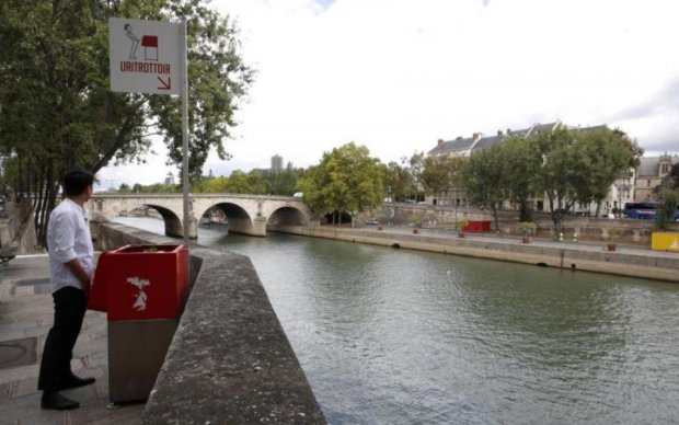 В Париже мужчин заставили делать это просто на улице ради спасения природы 