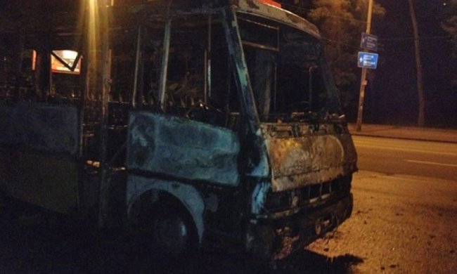 У столиці під час руху запалала маршрутка (фото)