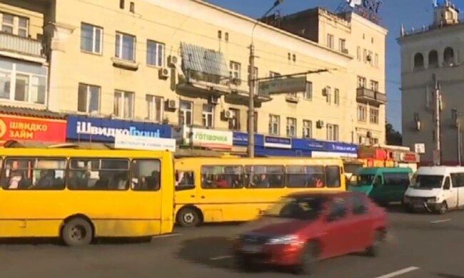 Такси по 700 гривен и "маршрутка-призрак": как украинцы добираются на работу