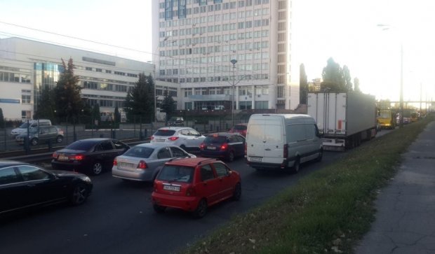 Жители столичной Соломенки не могут попасть домой из-за пробки