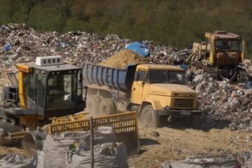 Днепряне задыхаются по соседству с экологической "бомбой": "Мама, где мой противогаз?"