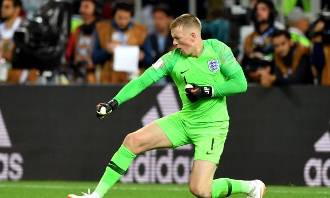 Известный вратарь устроил пьяный дебош возле бара: видео