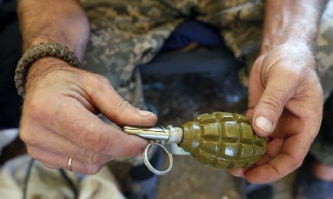Мавпа з гранатою: п'яний бойовик "ДНР" ледь не підірвав свою рідню