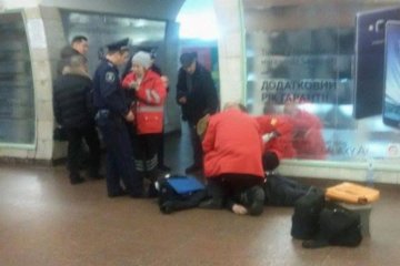 На платформе киевской подземки внезапно умер мужчина (фото)