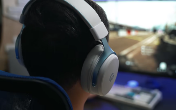 Использование наушников. Фото: скрин youtube