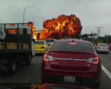 Літак впав на пожвавлену трасу в США: моторошне відео