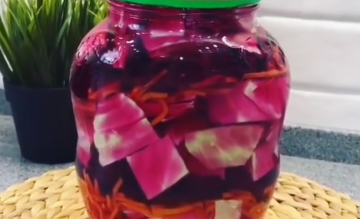 Маринованная капуста со свеклой, кадр из видео