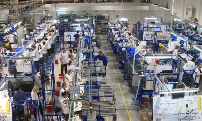 Работа на заводе, кадр из видео