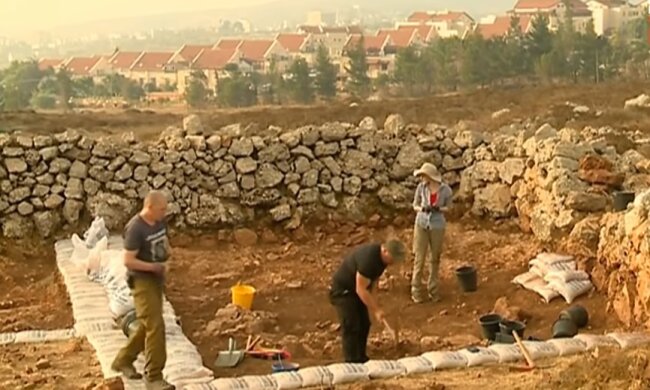 Археологи на розкопках, скріншот відео
