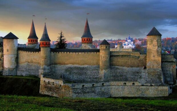 За каменной стеной: средневековые замки Украины и мира 