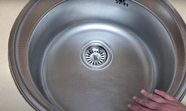 Как отмыть раковину. Фото: скрин youtube