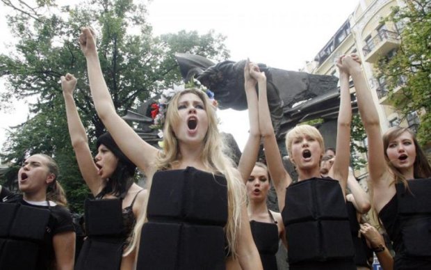 Цукерки або імпічмент: оголена активістка Femen пішла з вогнем проти Roshen