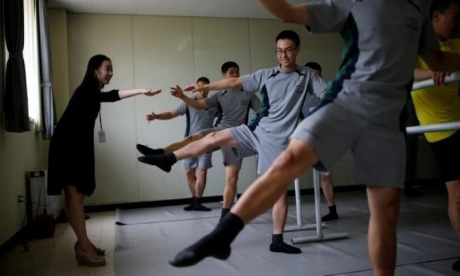 Південнокорейських воїнів розважили уроками балету