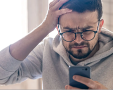 Чоловік з телефоном. Фото з відкритих джерел