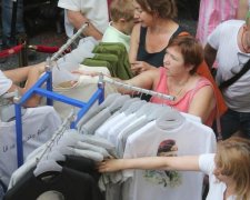Дно пробито! Росіяни продають футболки з кривавим диктатором