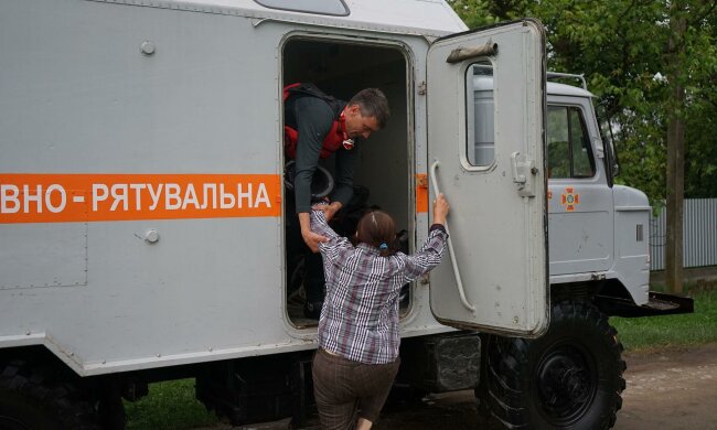 На Прикарпатье не утихает потоп, украинцы спасают самое ценное — сначала беременные