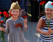 Первый пошел: украинка поплатилась за запрещенную символику