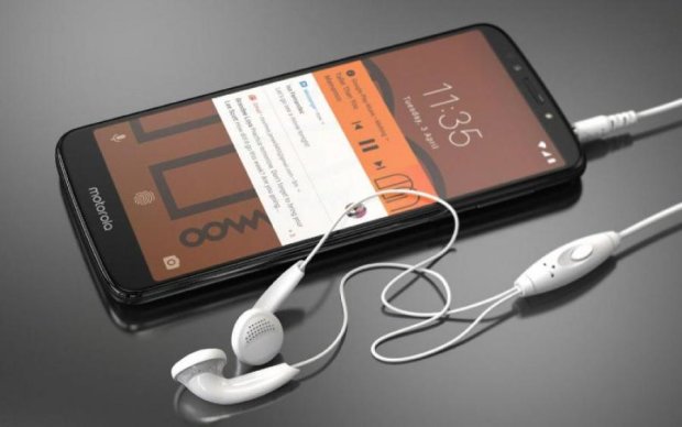 Motorola E5 Play: бюджетний смартфон за копійки