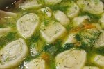 Куриный суп с чесночными галушками-рулетиками понравится детям и взрослым, быстрый рецепт