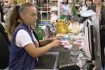 У Франківську два хлопця зробили пенсіонерці приємно в супермаркеті - бабуся ледь не плакала, зворушливе відео