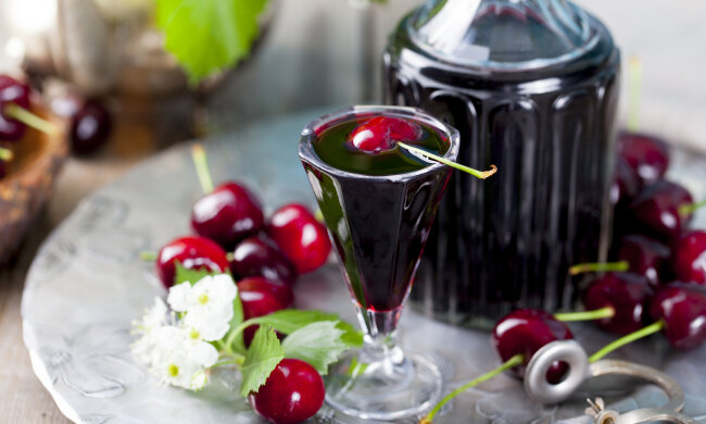 Вишневый ликер в домашних условиях, скриншот: YouTube