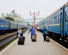 Укрзалізниця запустила додаткові потяги на "майовку"