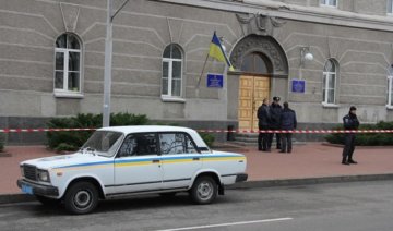 Півтори години у Чернігівській ОДА шукали бомбу (фото)