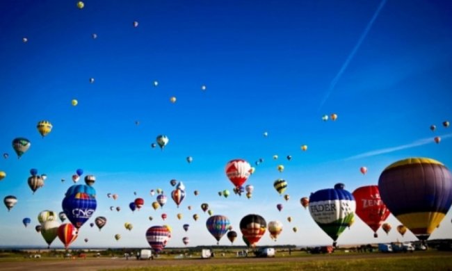 У Франції в небо піднялася рекордна кількість повітряних куль (відео)