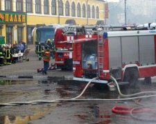 Люди вистрибували з вікон: моторошна пожежа в багатоповерхівці потрапила на відео