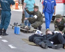 За царя! Путінські кадети штабелями лягали на репетиції параду