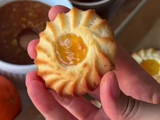 Кураб'є, кадр з відео