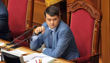 "Вітаю, цар!": Разумков потрапив до кумедного відео перед засіданням парламенту