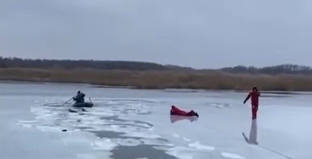 Девочки провалились под лед, скриншот: Youtube