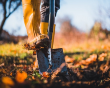 Перекопка огорода, изображение из свободных источников