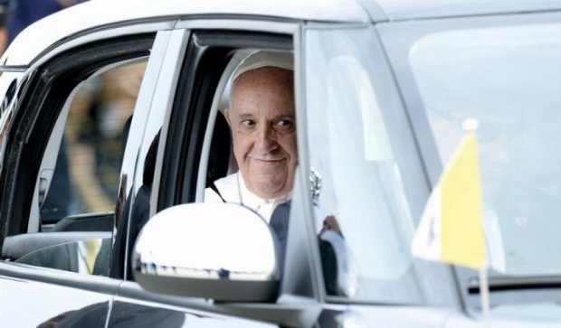 Понтифік Франциск проміняв легендарний папамобіль на скромний Fiat (фото)