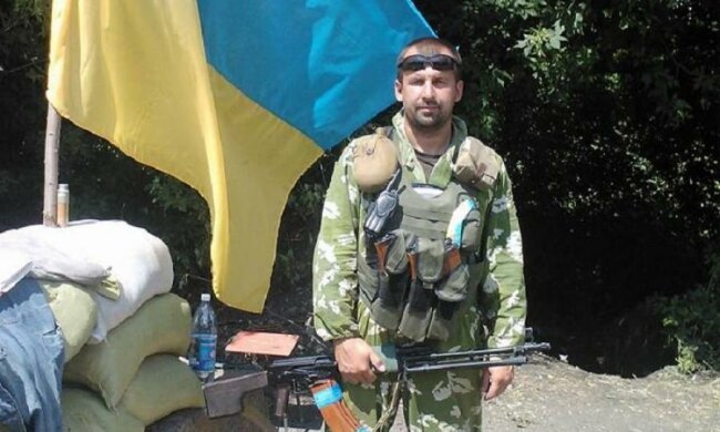 Бойня в Днепре: погибшего воина провожали на коленях