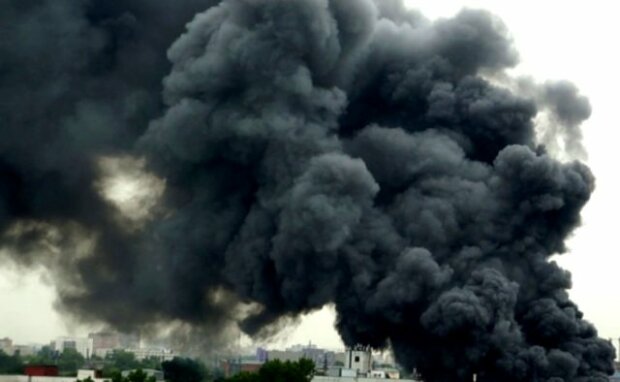 "Задыхались в густом дыму": масштабный пожар охватил стадион во Львове, - шокирующее видео