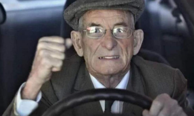 Пенсіонер за кермом, кадр з відео