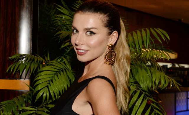 Седокова дала розглянути свій горіх всьому Баку: фото