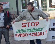 Мітинг проти корупції в судах пройшов у Луцьку (фото)